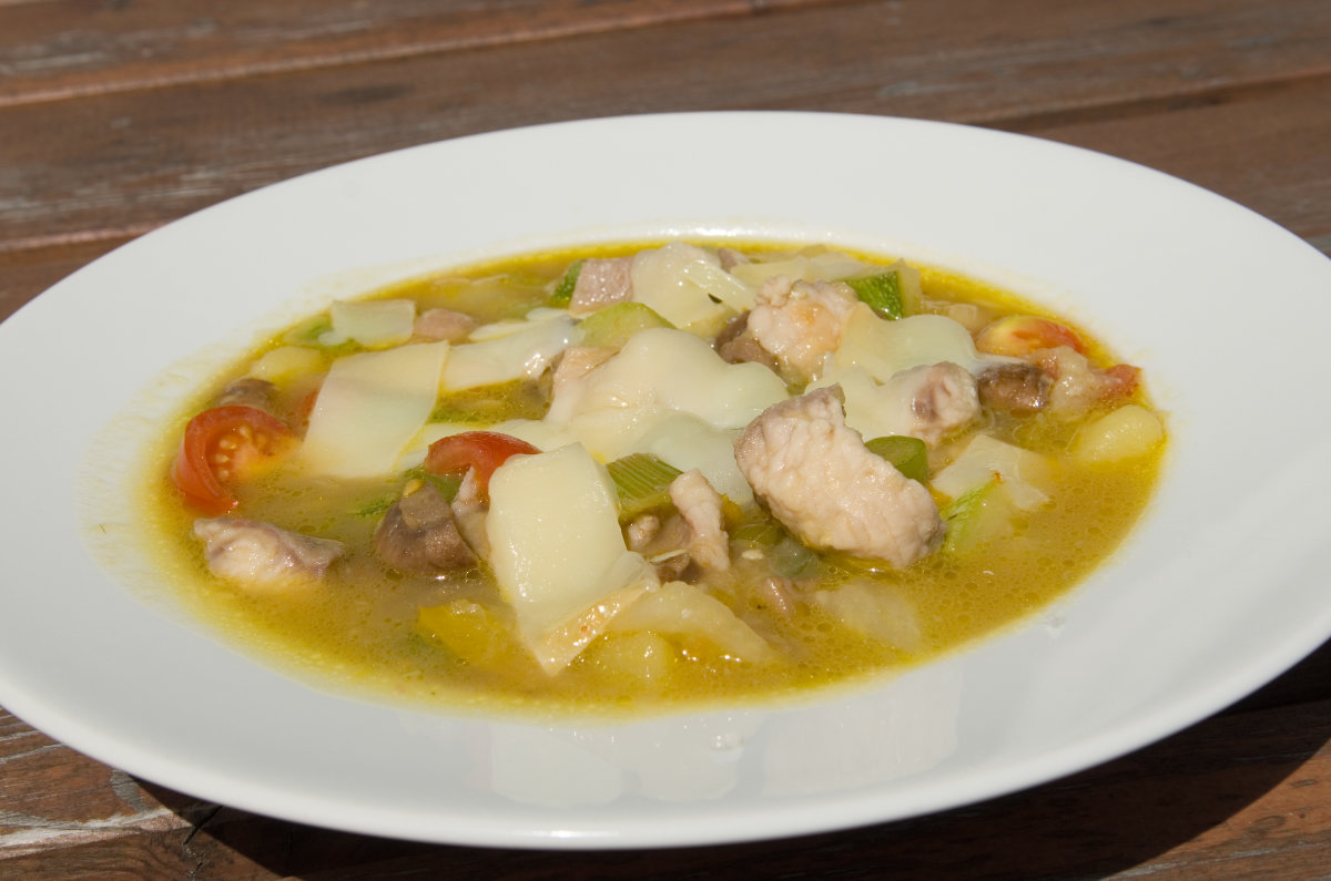 Teller mit selbst gekochtem Sächsischen Thunfischtopf, einer Fischsuppe mit viel Gemüse und frischem Wels