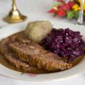 Portion Sächsischer Sauerbraten mit Kloß und selbstgemachtem Rotkraut