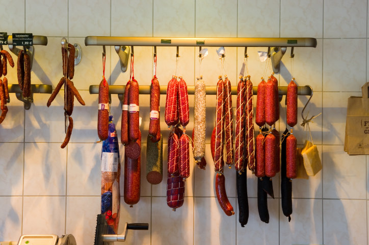 Salami, Knacker hängen in einer Fleischerei in Sachsen
