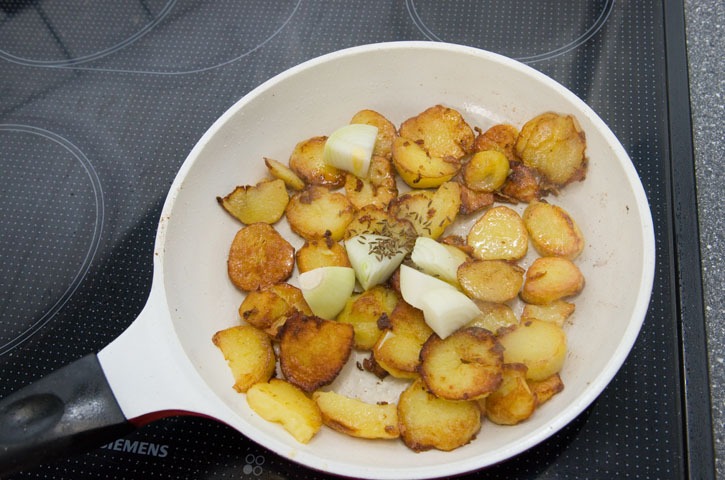 Kartoffeln mit zu großer Hitze gebraten und etwas zu dunkel geworden