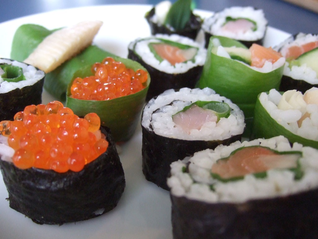 Bärlauch Sushi mit Forelleneiern, Lachs, geräucherter Forelle