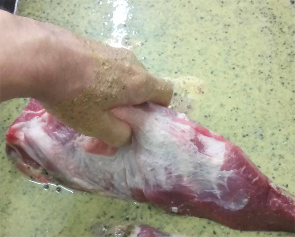 Schweinefleisch wird in Bier mariniert im Kaiserhof Radeberg