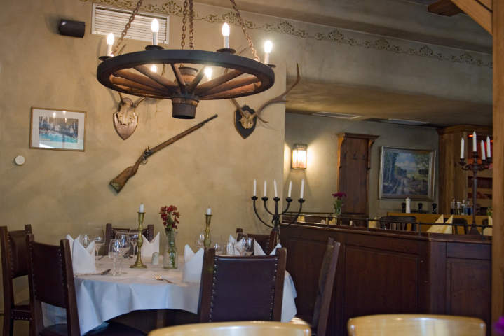 Kaminstube mit Jagdgewehr im Restaurant mit sächsischer Küche in Dresden