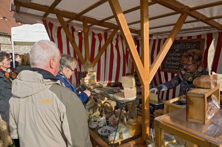 Käsestand mit Verkostung auf dem Käsemarkt im Klosterpark Altzella