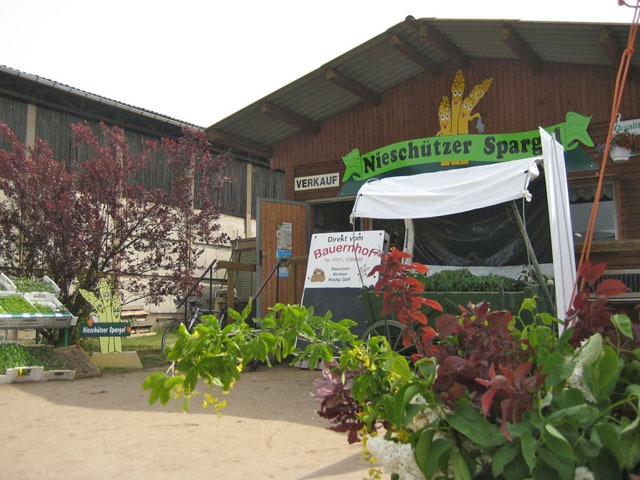 Hofladen mit Spargel aus Nieschütz bei Meissen, Sachsen