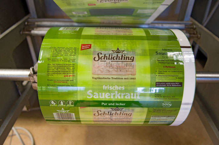 frisches, unpasteurisiertes Sauerkraut wird in Plauen in Schlauchbeutel verpackt.