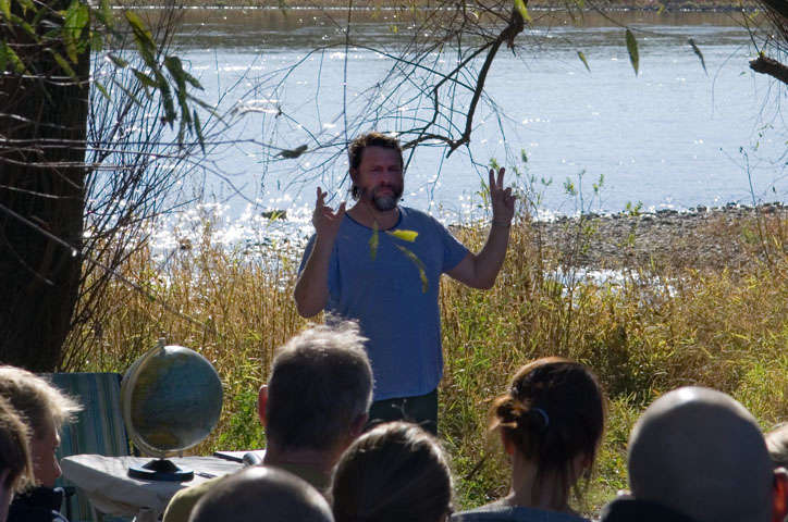 Peter Trabner im Dialog mit dem Publikum und der Weide an der Elbe in Radebeul Weinfest