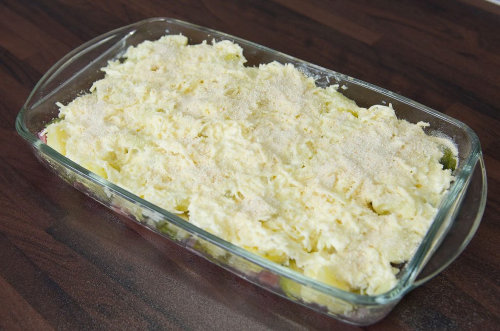 Auflaufform mit Rosenkohl, Kartoffeln, Schinken, Ingwer, Käse und Sahne