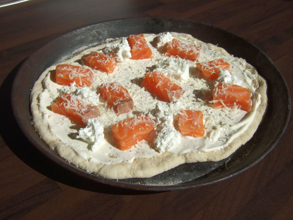 Bärlauch Fisch Pizza mit Frischkäse vor dem Backen