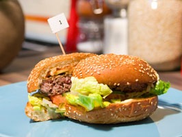 Burger Dresden im Test: halbierter Burger aus dem Burgertest in Sachsen