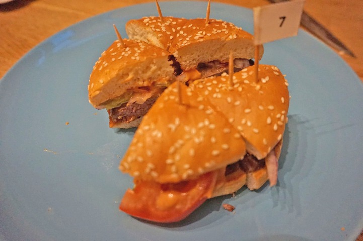 Jeder Verkoster beim Burgertest in Dresden erhält ein Stück des Burgers