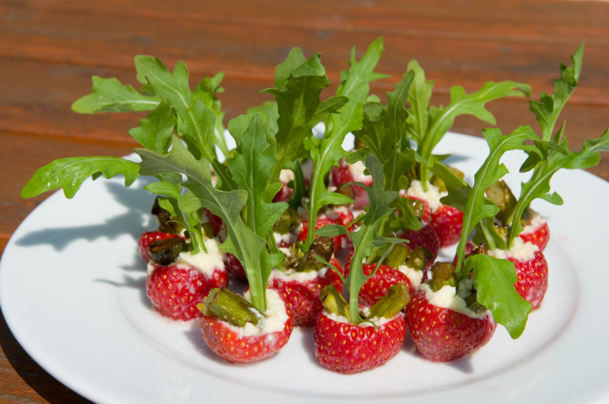 Erdbeeren gefüllt mit grünem Spargel, Parmesan, Creme fraiche, und Rucola als Fingerfood