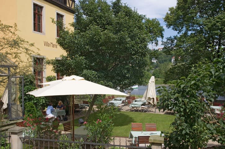Blick in den gemütlichen Garten des italienischen Restaurants Villa Marie: Dresden