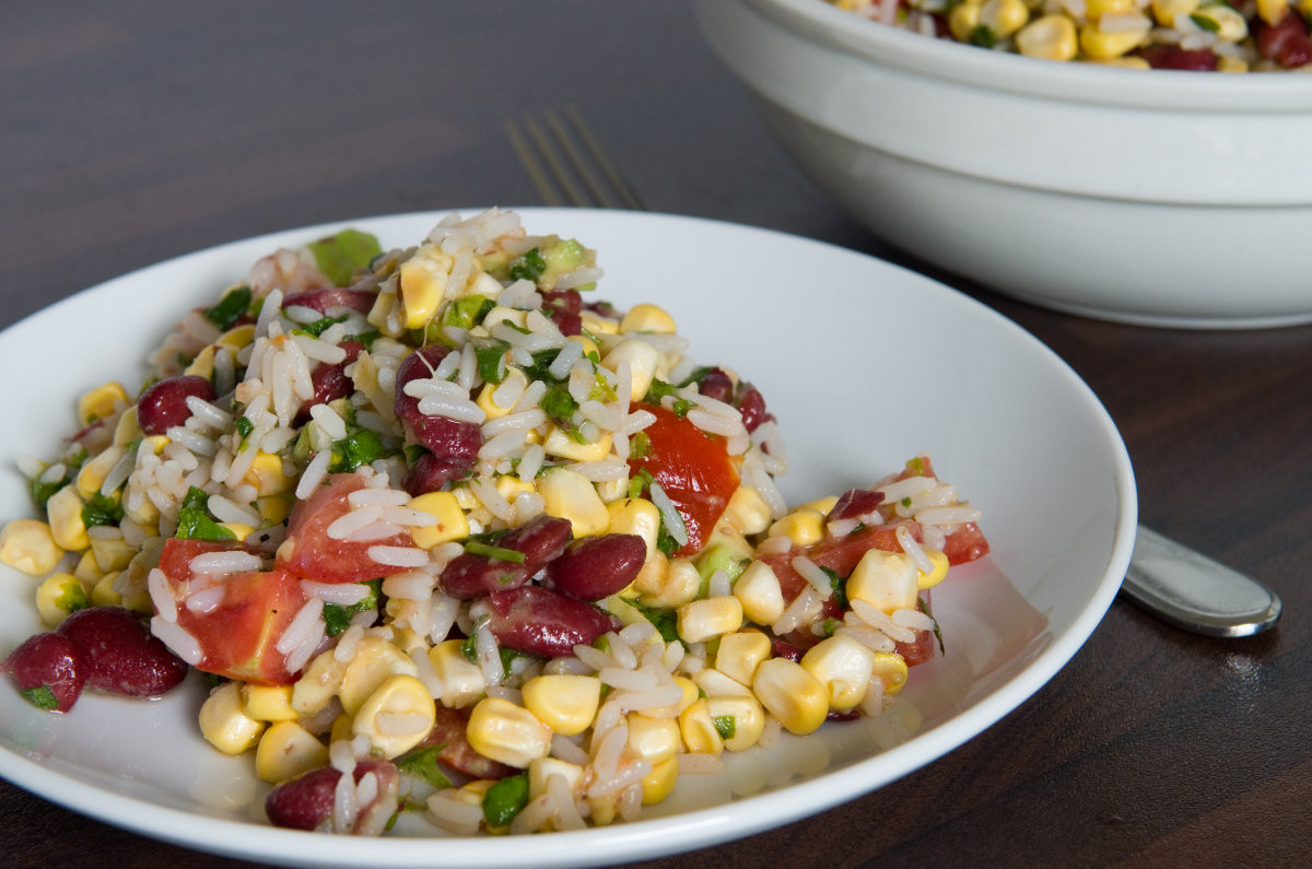 Frischer Mais, Kräuter, Limette, Chili, Tomate und Avocado spielen die Hauptrollen im frischen, süßlich knackigen Mexikanischen Reissalat