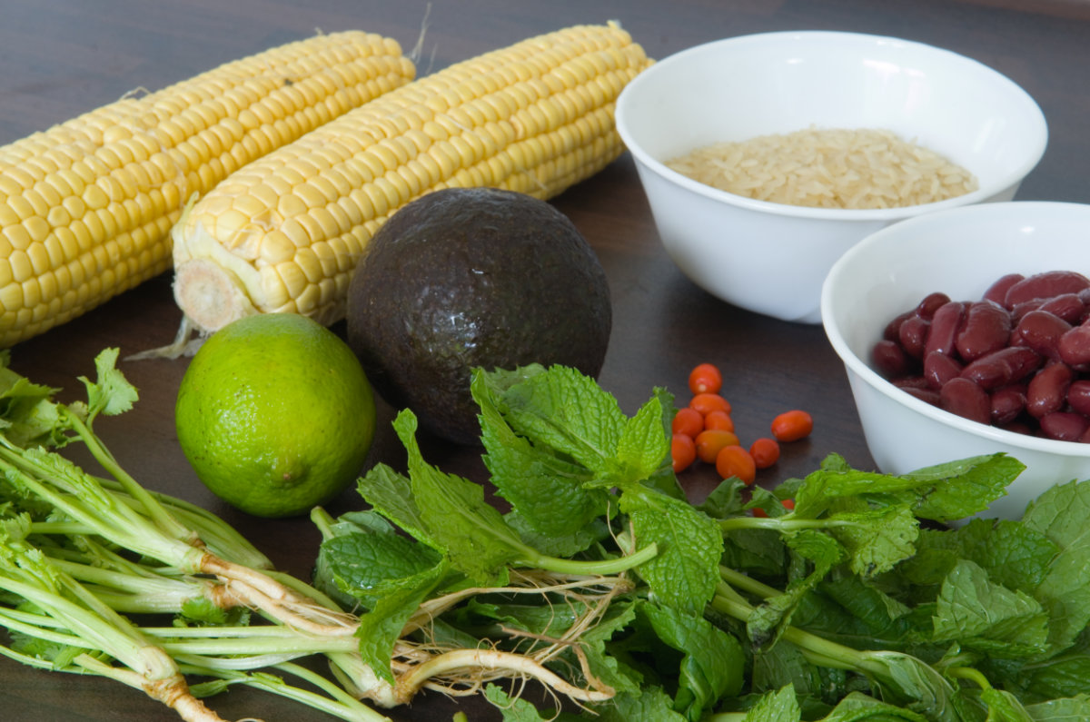 Frischer Mais, Kidney-Bohnen, Kräuter, Limette, Chili, Tomate und Avocado spielen die Hauptrollen im frischen, süßlich knackigen Reissalat