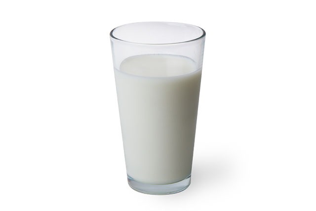 frische unpasteurisierte Milch im Glas (Rohmilch)