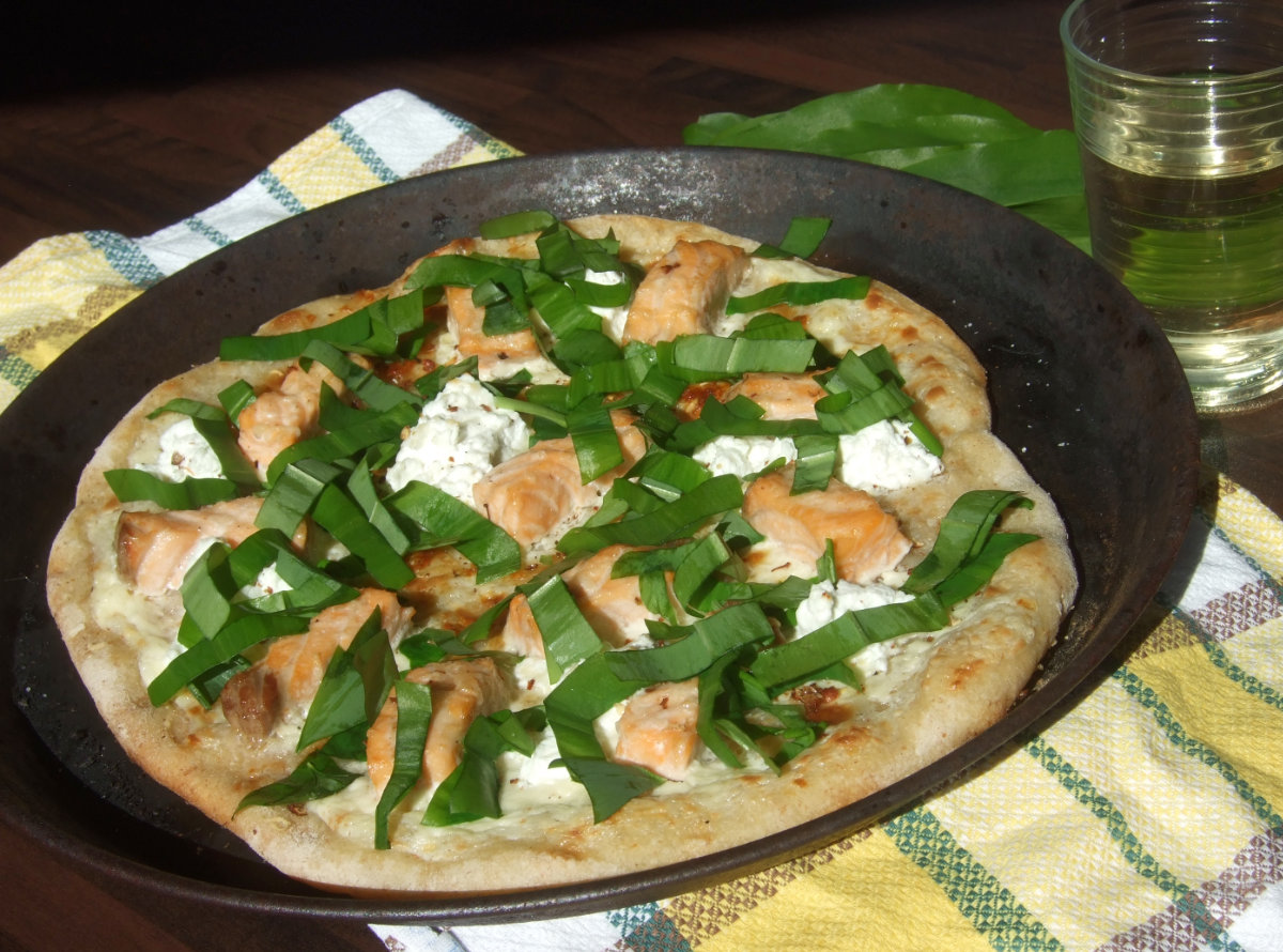 eine Bärlauch Lachs Ziegenkäse Pizza selbst gebacken