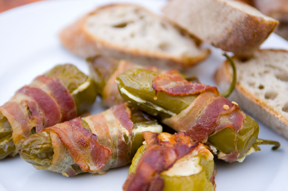 Rezept für gefüllte Jalapeño Chili im Speckmantel - schmeckt Hier