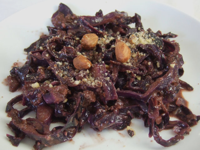 Nutella-Rotkraut mit Haselnüssen und Pflaumen