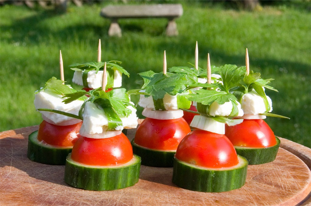 Fingerfood Salat Sticks mit Gurke, Tomate Schafskäse