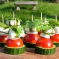 Schopska-Salatsticks auf einem Brettchen im Garten
