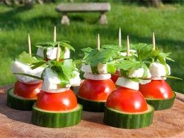 Schopska-Salatsticks auf einem Brettchen im Garten