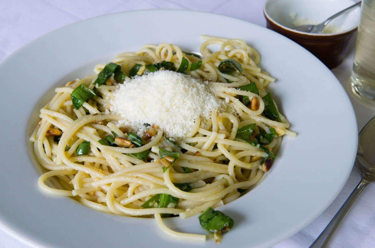 Teller Spaghetti mit grobem Bärlauchpesto und Parmesan