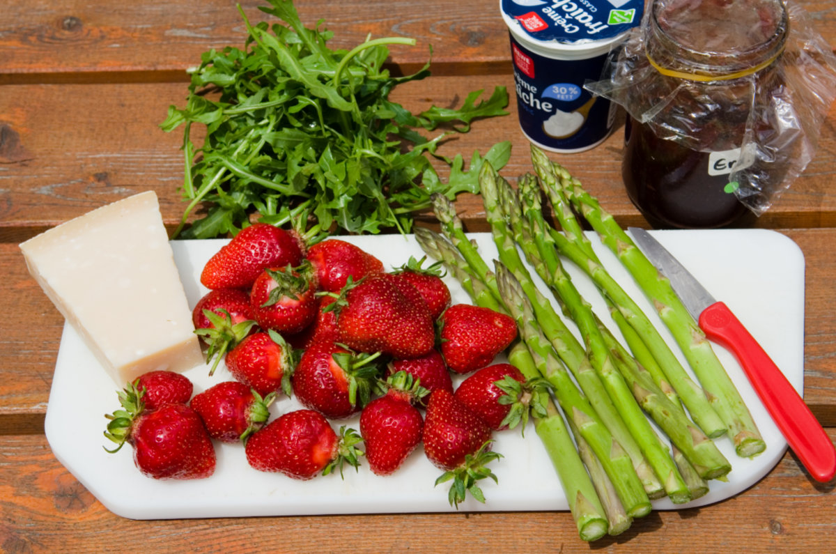 Zutaten für gefüllte Erdbeeren mit Spargel, Parmesan, Creme Fraiche und Rucola