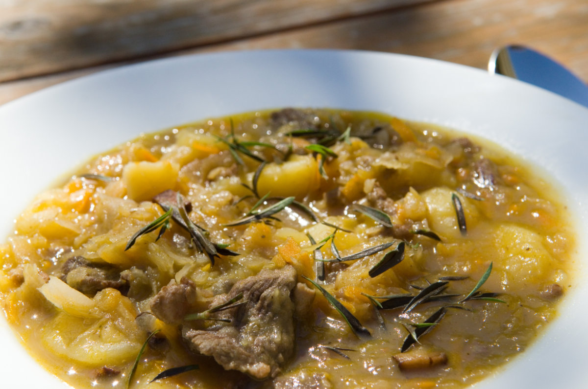 Teller mit original erzgebirgischer Sauerkrautsuppe
